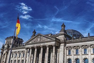 Foto: Blick auf das Reichstagsgebäude in berlin